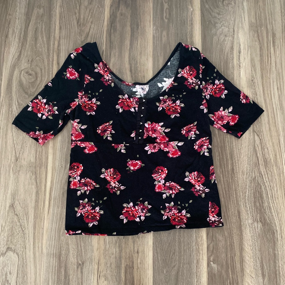ARIZONA JEAN CO—Black and Red Floral Top